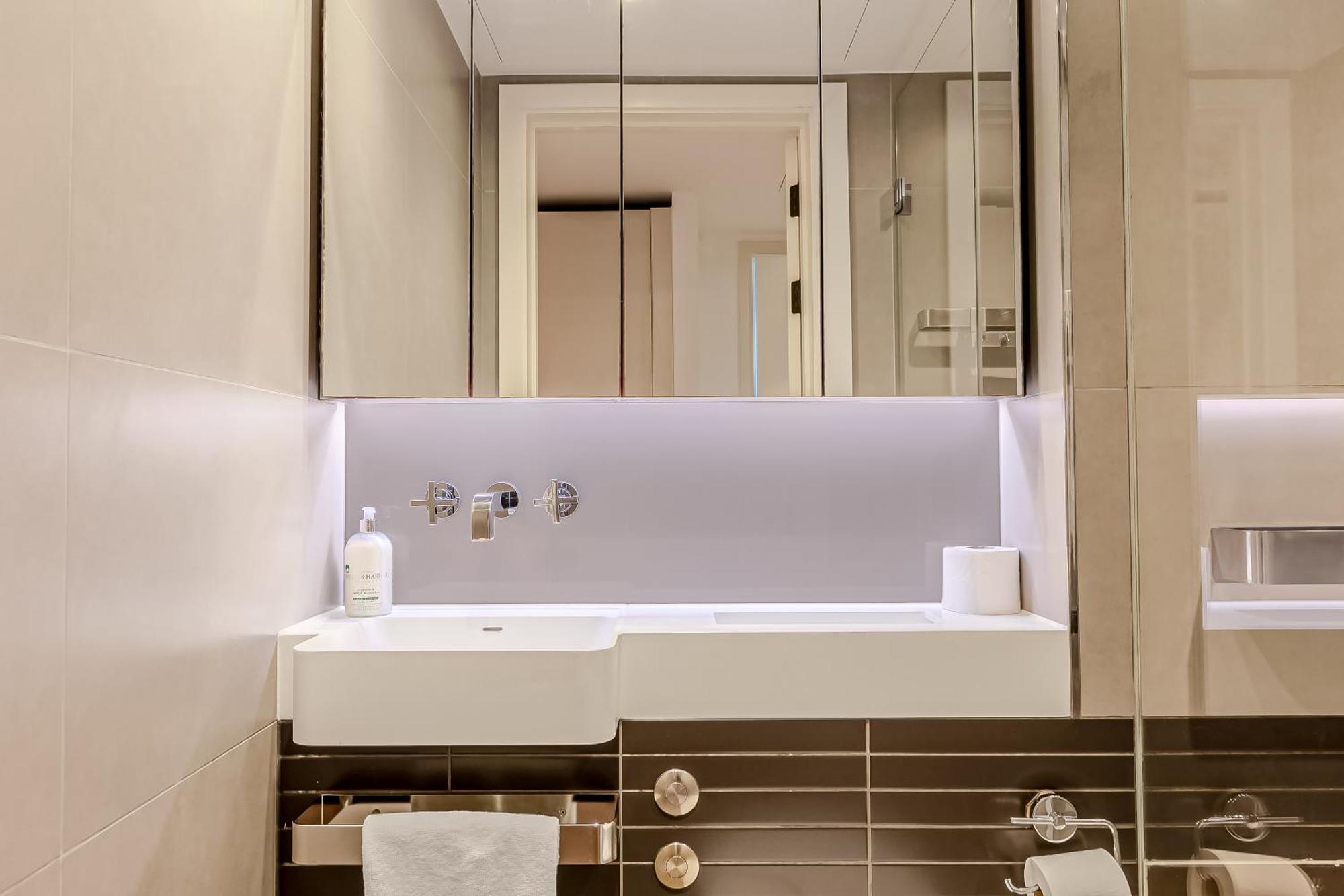 Radiant 2bdr With Balcony In Luxury Building Appartamento