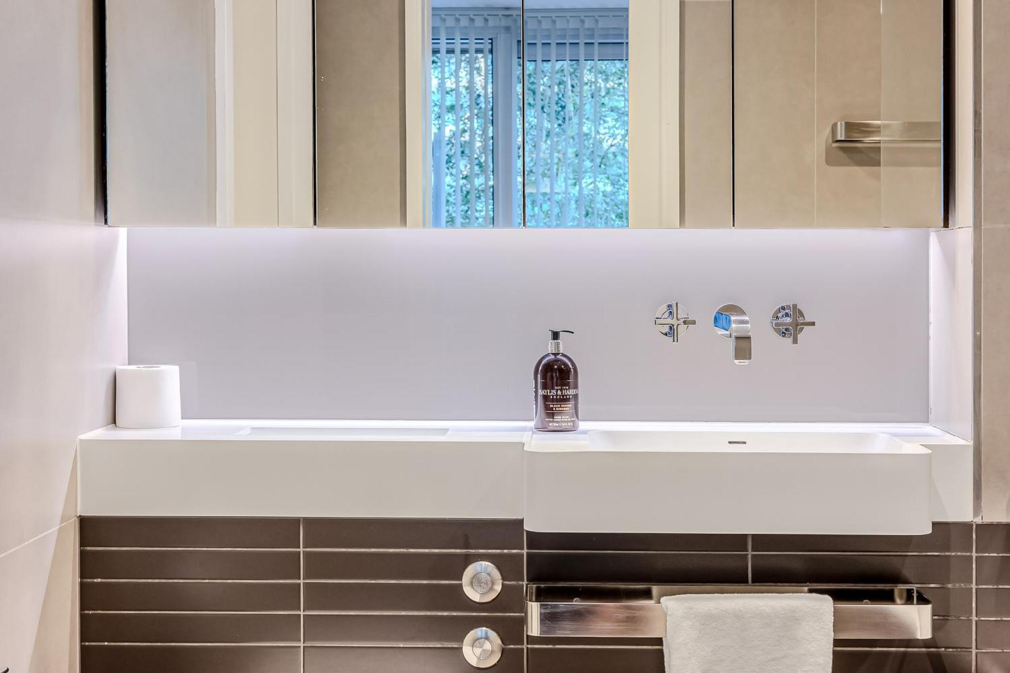 Radiant 2bdr With Balcony In Luxury Building Appartamento *