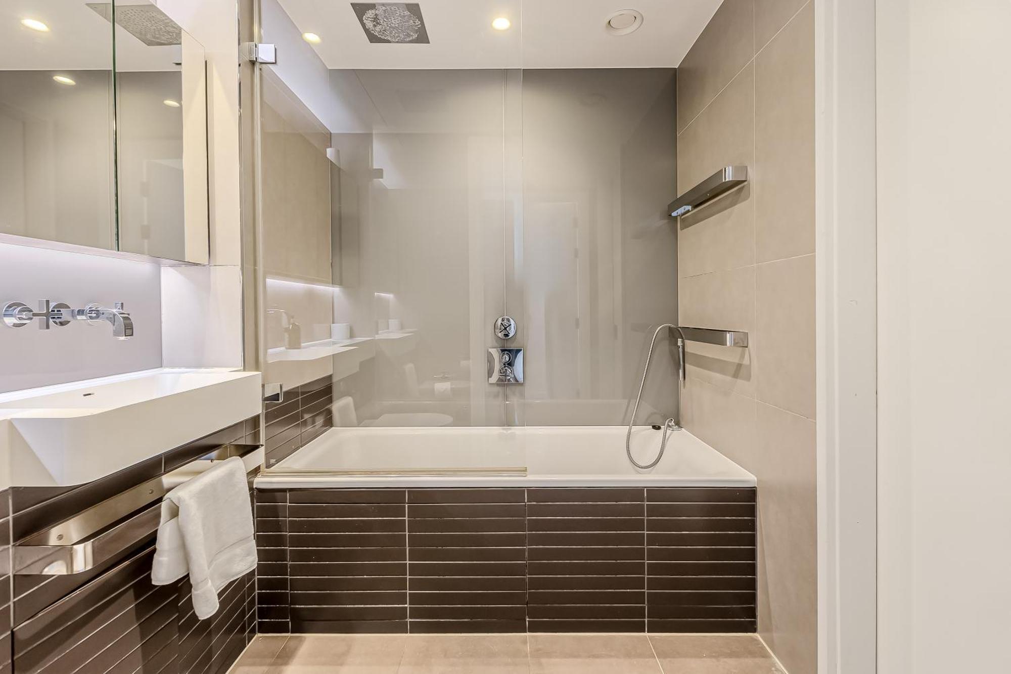Radiant 2bdr With Balcony In Luxury Building Appartamento
